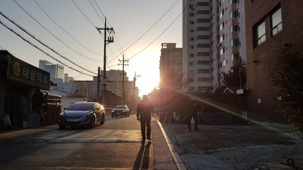 미세먼지를 뚫고 출근하는 시민 오전 8시 서울 양평동 사진 남궁은