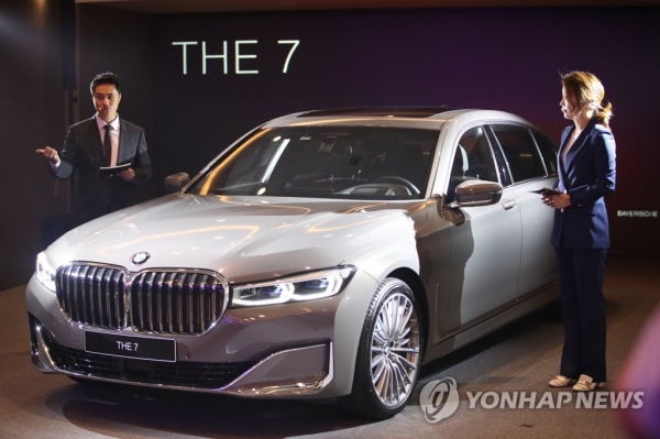 26일 오전 서울 광진구 워커힐 애스톤하우스에서 BMW의 플래그십 모델로 한층 더 고급스러워진 뉴 7시리즈가 공개되고 있다. [사진=연합뉴스]
