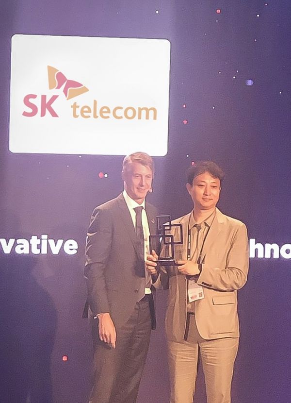 SK텔레콤은 자사의 혁신적인 로밍 서비스인 ‘baro’가 중국 상하이에서 열린 ‘MWC 19 Asia Mobile Awards’에서 ‘최고 모바일 기술 혁신상’을 받으며 서비스 우수성을 국제적으로 인정받았다고 28일 밝혔다. 시상식에는 조현덕 MNO서비스 Media Cell 리더가 참석했다. [사진=SK텔레콤]