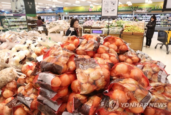 대형마트 채소매장에 진열된 양파[사진=연합뉴스]