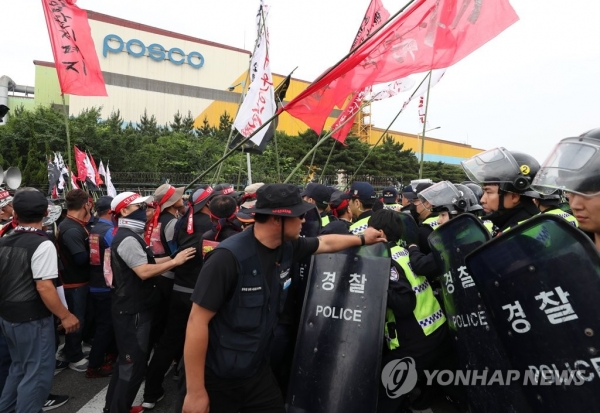 포항제철소 앞 경찰과 대치하는 화물연대 [사진=연합뉴스]