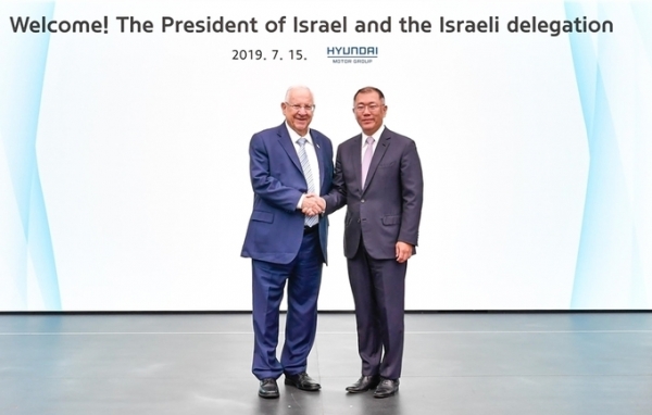 레우벤 리블린 이스라엘 대통령(왼쪽)이 현대차 남양연구소를 방문해 정의선 수석부회장과 미래 산업분야 관련 협력방안을 논의한 뒤 악수를 나누고 있다. [사진=현대자동차그룹]