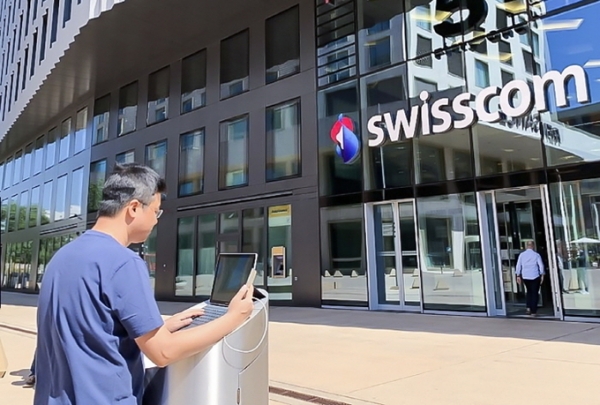 SK텔레콤이 스위스 이동통신사업자인 스위스콤과 손잡고 17일 부터 세계 최초로 5G 로밍 서비스를 시작한다. 사진은 SK텔레콤 직원이 스위스 현지에서 5G로밍 서비스를 테스트 하는 모습 [사진=SK텔레콤]