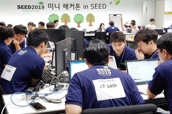 LG전자가 25일 서울 서초구 양재동에 위치한 서초R&D캠퍼스에서 ‘소프트웨어 개발자의 날 2019’를 개최했다. 개발자들이 해커톤에 참여하고 있다. [사진=LG전자]