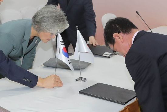강경화 외교장관이 1일 오전 태국 방콕 센타라 그랜드호텔에서 고노 다로 일본 외무상과 양자회담을 하기에 앞서 착석하고 있는 모습. 이날 양국은 별 다른 진전없이 상호 입장차만을 재확인했다.