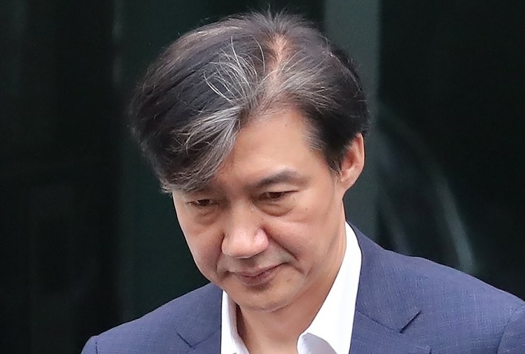 조국 법무부 장관이 지난 2일 오전 서울 서초구 방배동 자택을 나와 출근하고 있다. 사진=연합뉴스