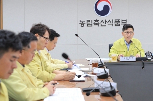 김현수 농림축산식품부 장관은 3일 오전 정부세종청사에서 열린 방역상황 점검 회의를 갖고 방역강화를 지시했다. 사진=연합뉴스