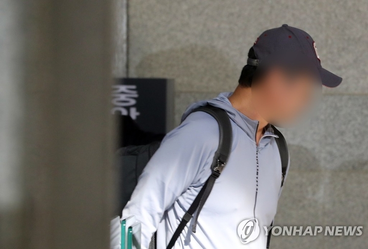조국 법무부 장관의 동생 조모씨가 지난 1일 조사를 받기 위해 서울 서초구 중앙지검으로 들어서고 있다. 사진=연합뉴스