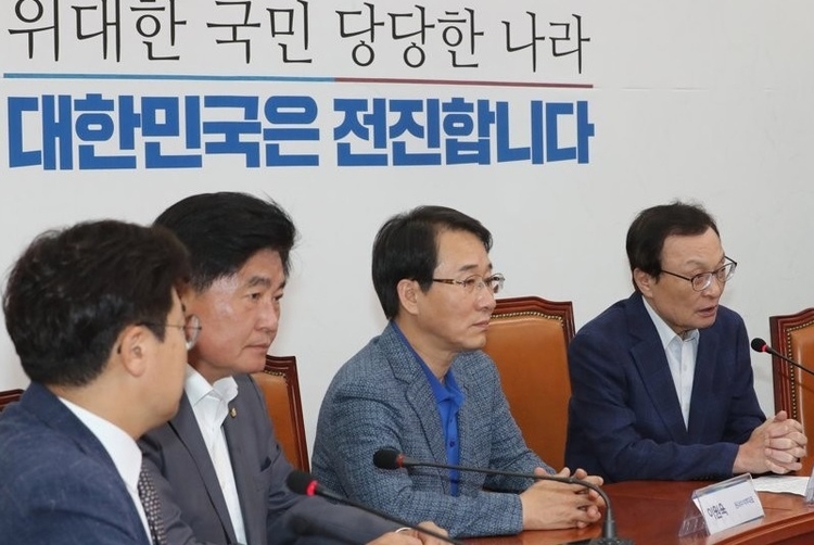 더불어민주당 이해찬 대표가 3일 오후 국회에서 열린 태풍 '미탁' 재난대책회의에서 발언하고 있다. 사진=연합뉴스