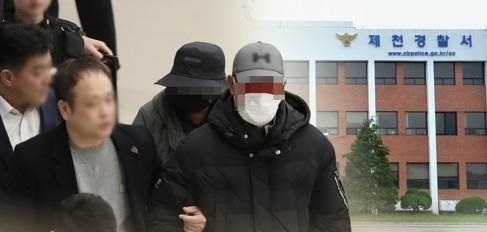 유명 래퍼 마이크로닷의 부모가 지인들로부터 돈을 빌린 뒤 갚지 않고 해외로 도주, 사기혐의로 고소 당했다. 이들은 1심 선고에 불복해 항소했다.