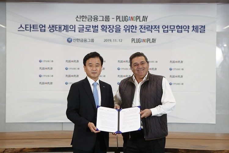신한금융그룹(회장 조용병)은 12일(화) 오전 서울 중구에 위치한 신한퓨처스랩에서 글로벌 Top 엑셀러레이터 'Plug and Play'와 스타트업 생태계 글로벌 확장을 위한 전략적 업무협약(MOU)을 체결했다. 이날 행사에 참석한 신한금융지주 박우혁 부사장(사진 왼쪽)과 Plug and Play 사이드아미디 대표(사진 오른쪽)가 기념촬영을 하고 있다.(사진=신한금융그룹)