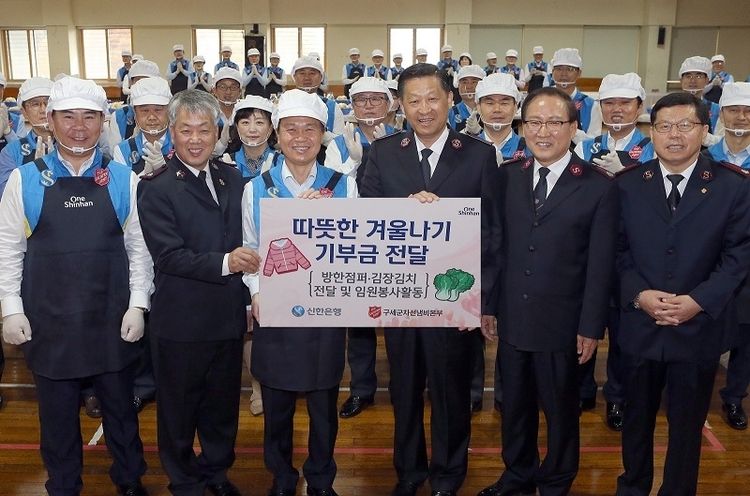 12일 서울 은평구 소재 서울특별시립 은평의마을에서 진행된 기부금 전달식에서 신한은행 진옥동 은행장(왼쪽 세번째), 한국구세군 김필수 사령관(왼쪽 네번째), 서울특별시립 은평의마을 홍봉식 원장(왼쪽 두번째)이 기념촬영하는 모습. (사진=신한은행)