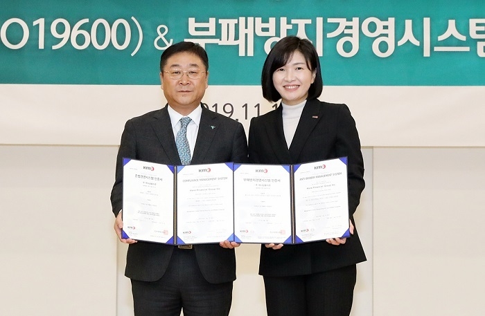 강태희 하나금융지주 준법감시인(사진 왼쪽)과 황은주 한국경영인증원(KMR) 원장이 기념촬영을 하고 있다. (사진=하나금융지주)