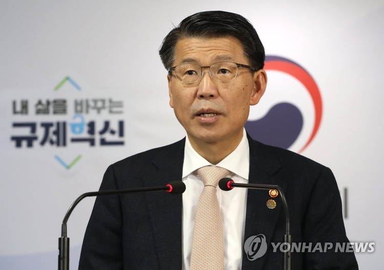 은성수 금융위원장이 14일 정부서울청사에서 '고위험 금융상품 투자자 보호 강화를 위한 종합 개선 방안'을 발표하고 있다. (사진=연합뉴스)