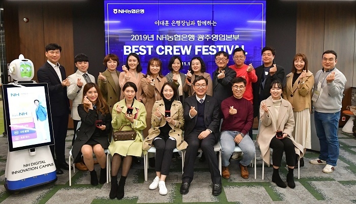 18일 NH디지털혁신캠퍼스에서 이대훈 은행장(첫줄 가운데)과 베스트크루들이 기념촬영을 하고 있다. (사진=NH농협은행)