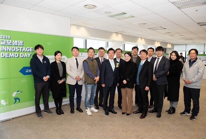19일 광화문 교보생명 본사에서 열린 '2019 교보생명 이노스테이지 데모데이'에서 윤열현 교보생명 사장(왼쪽 여섯번째)과 스타트업 대표 및 관계자들이 기념사진을 촬영하고 있다. (사진=교보생명)
