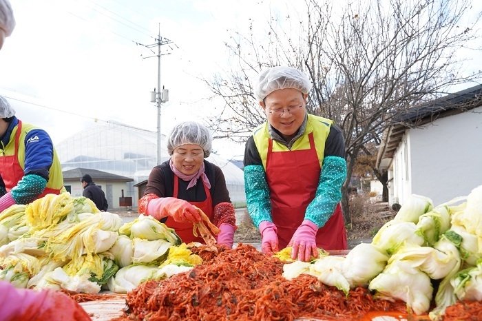 28일, 강원도 홍천군 소재 왕대추마을에서 진행된 '농협금융지주 사랑의 김장김치 나누기' 활동에서 김광수 농협금융 회장(사진 오른쪽)이 우리농산물로 김장김치를 담그고 있다. (사진=NH농협금융지주)