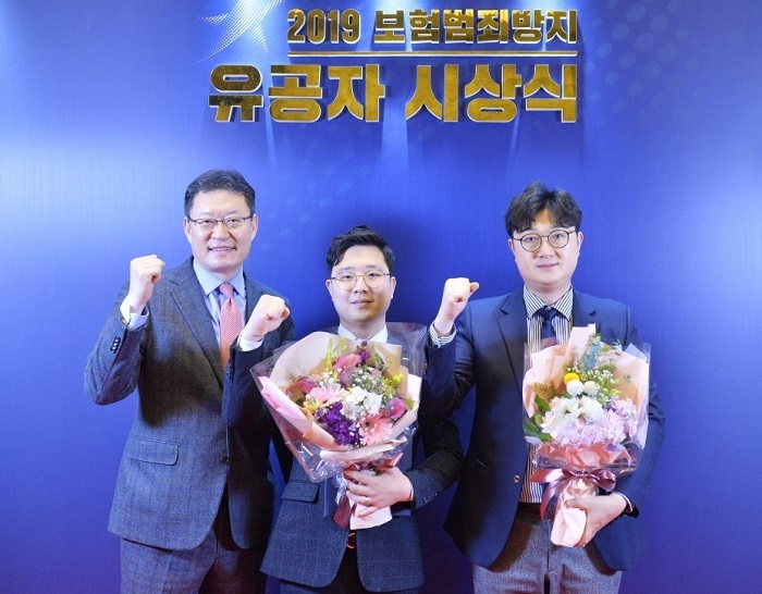 (사진 왼쪽부터) 동양생명 김태현 전무, 신영진 책임, 박동욱 수석이 기념촬영을 하고 있다. (사진=동양생명)