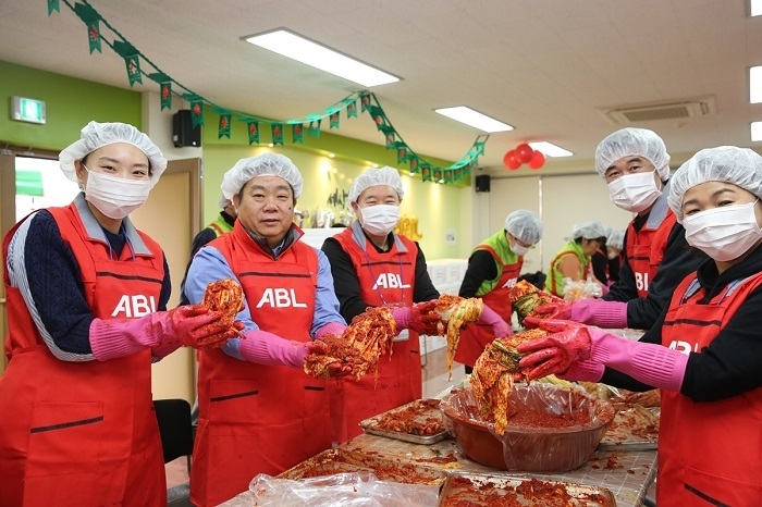 ABL생명 시예저치앙 사장(왼쪽 두 번째)이 직원들과 함께 지난 3일 강서구 방화동에 위치한 방화2종합사회복지관에서 인근 400세대 어르신들에게 전달할 김장을 담그고 있다. (사진=ABL생명) 