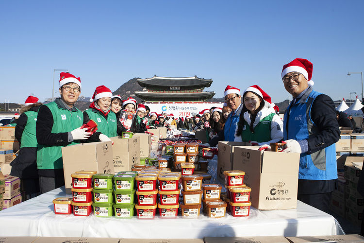 대상 주식회사는 4일(수) 서울 광화문 북광장에서 ‘청정원 나눌수록 맛있는 2,019개의 행복’ 나눔 행사를 진행했다 사진=대상(주)