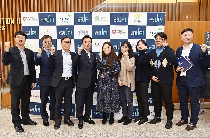 지난 6일 서울 종로구 교보생명빌딩에서 열린 '2019 임팩트업 데모데이(Demo Day)'에서 윤열현 교보생명 사장(왼쪽 네번째)과 고경환 홍합밸리 이사장(오른쪽 첫번째)을 비롯해 교보생명 임원, 임팩트기업 대표 및 관계자들이 기념사진을 촬영하고 있다. (사진=교보생명)