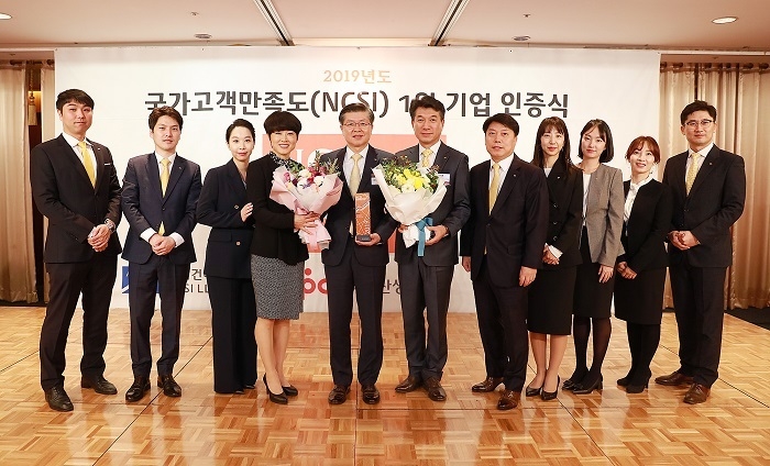 10일 서울 중구 소재 롯데호텔에서 진행된 '2019 국가고객만족도(NCSI) 1위 기업 인증식'에서 (왼쪽에서 5번째)이계성 KB국민은행 여신그룹 부행장, (왼쪽에서 6번째)성채현 KB국민은행 소비자브랜드전략그룹대표가 KB국민은행 소비자보호부 직원들과 기념촬영을 하고 있다. (사진=KB국민은행)