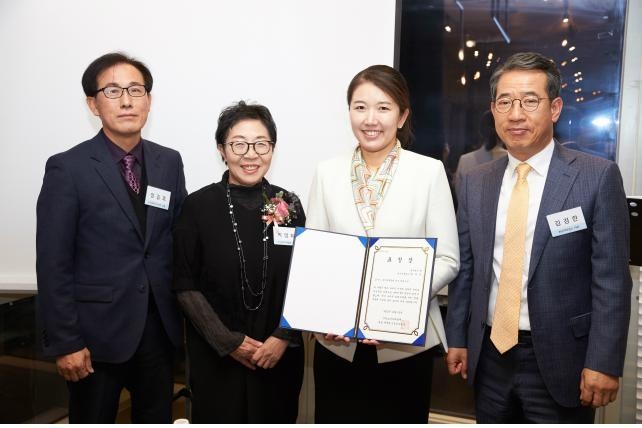 햄버거병으로 알려진 용혈성요독증후군 피해 사례에 적극 대응해 온 '법무법인 혜' 소속의 황다연 변호사(사진 좌측에서 세번째)가 소비자단체인 '(사)소비자와함께' 로부터 표창장을 받고 있다. 사진 좌측부터 정길호 공동대표, 박명희 공동대표, 황다연 변호사, 김경한 공동대표 (사진제공=소비자와함께)