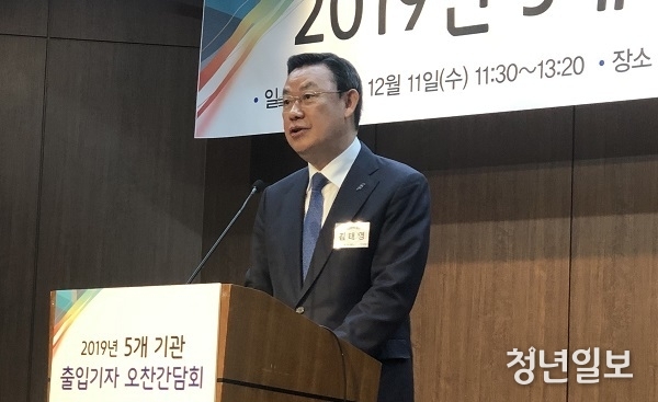 김태영 은행연합회 회장이 11일 서울 중구 명동 은행회관에서 열린 은행연합회와 금융연수원, 금융연구원, 국제금융센터, 신용정보원 등 5개 기관 출입 기자 오찬 간담회에 참석해 인사말을 하고있다.