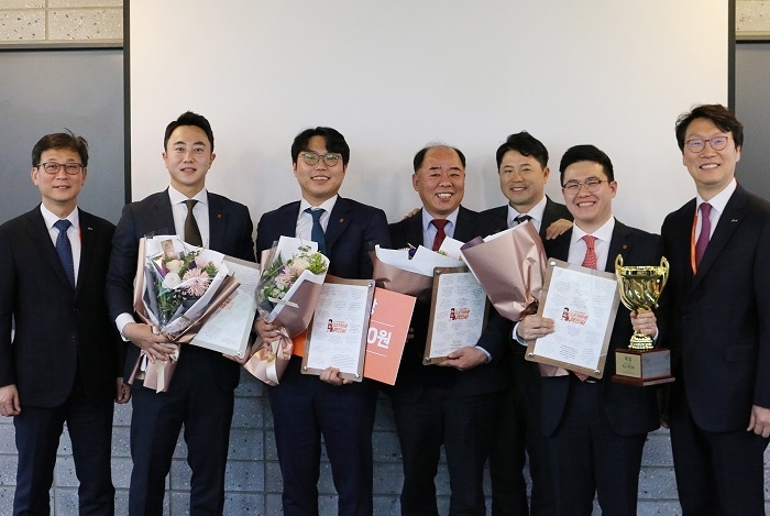 오렌지라이프 '2019 고객관리 우수FC' 시상식에서 수상자들이 기념 촬영을 하고 있다. (사진=오렌지라이프)