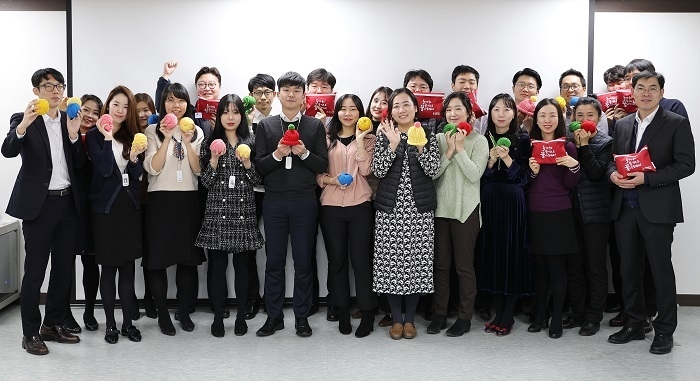 하나생명(대표 주재중) 9임직원은 아프리카 저개발국가의 신생아를 살리기 위한 ‘사랑의 털모자 뜨기’ 신생아 살리기 캠페인에 참여하여 지구촌 나눔을 실천하고 있다. (사진=하나생명) 