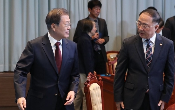 지난 17일 국무회의 입장하는 문 대통령과 홍남기 경제부총리 사진=연합뉴스