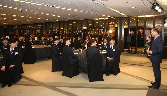 한화생명은 2020년 신입사원을 대상으로 환영 행사를 26일 실시했다. 이날 저녁 63빌딩 별관 라벤더홀에서 열린 환영 만찬에는 한화생명 여승주 대표이사 사장(오른쪽)이 참석해 신입사원들을 격려했다. (사진=한화생명)