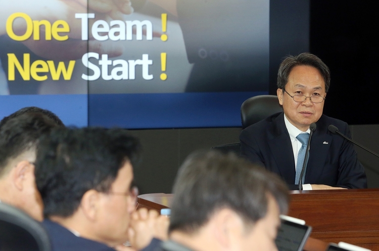 새해 첫 영업일인 2일, 서울 중구 소재 신한은행 본점에서 진행된 1분기 임원·본부장 워크숍에서 진옥동 은행장이 같이성장 평가제도를 설명하는 모습. [사진=신한은행[