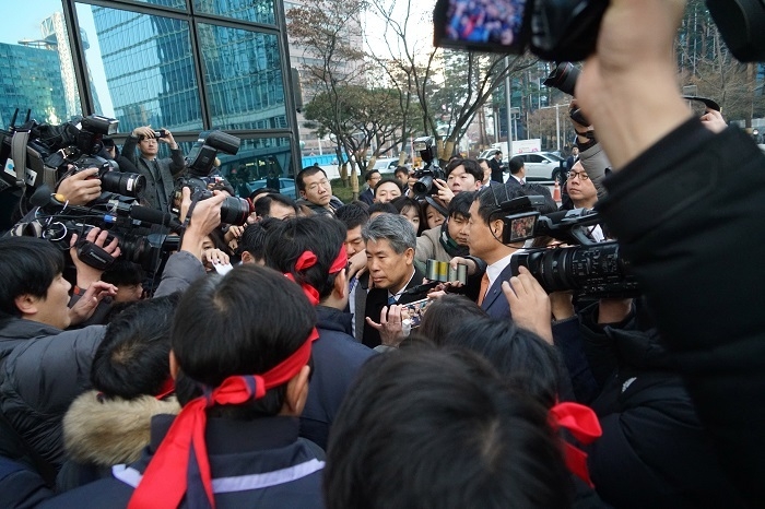 윤종원 신임 기업은행장(가운데)이 3일 오전 서울 중구 기업은행 본사에 도착해 출근을 시도하고 있다. (사진=기업은행 노조)