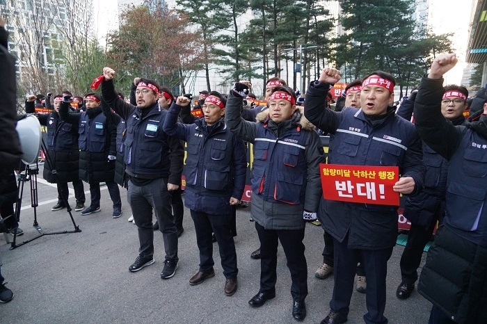기업은행 노조 및 금융노조 조합원들이 윤종원 기업은행장의 출근을 저지하기 위해 대기 중이다. (사진 앞줄 왼쪽부터) 김형선 기업은행지부 위원장, 허권 금융노조 위원장, 박홍배 금융노조 위원장 당선인. (사진=기업은행 노조)