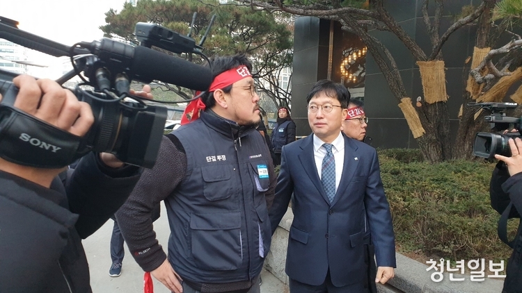 김형선 기업은행 노조위원장(왼쪽)이 윤 행장을 마중하기 위해 내려온 부행장들에게 언성을 높였다. (사진=정재혁 기자)
