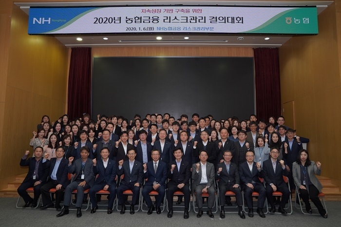 지난 6일, 중구 농협금융 본사에서 열린 ‘2020년 농협금융 리스크관리 결의대회’에서 송수일 농협금융 리스크관리부문장(사진 앞줄 왼쪽 6번째) 등 리스크관리부문 임직원들이 결의대회 후 기념사진을 촬영하고 있다. (사진=농협금융)