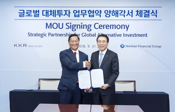 지난 2018년 9월, 서울 중구 세종대로에 위치한 신한금융 본사에서 신한금융그룹 조용병 회장(사진 오른쪽)과 美 콜버그크래비스로버츠(KKR) 조셉 배(Joseph Bea) 공동대표가 글로벌 대체투자 파트너십 업무협약을 체결하고 기념 촬영을 하고 있다. (사진=신한금융)