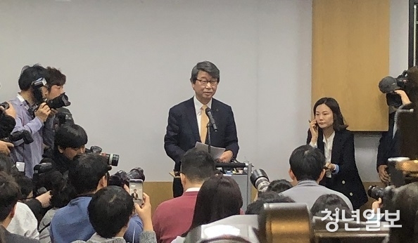 김지형 삼성그룹 준법감시위원장(전 대법관)이 이날 법무법인 지평 사무실에서 기자간담회를 열고 위원회 구성 등을 발표하고 있다. (사진=길나영 기자)