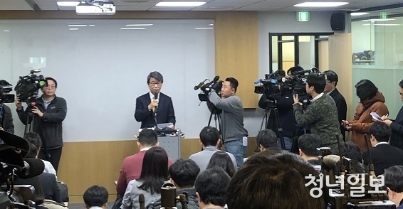 김지형 삼성그룹 준법감시위원장(전 대법관)이 이날 법무법인 지평 사무실에서 기자간담회를 열고 위원회 구성 등을 발표하고 있다. (사진=길나영 기자)