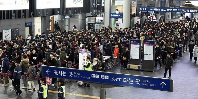 SRT 설 명절 승차권 판매 : SRT 설 명절 승차권 판매 첫날인 9일(목) 수서역에서 귀성객들이 줄을 서 있다. SRT 설 승차권은 9일 경부선, 10일 호남선을 티켓을 판매한다. 사진제공=SRT