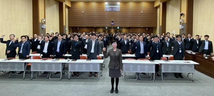 장미경 NH농협은행 여신심사부문 부행장(가운데)과 직원들이 ‘2020년 경영목표달성 및 윤리경영실천 결의대회’를 열고 결의문을 제창하고 있다. (사진=농협은행)