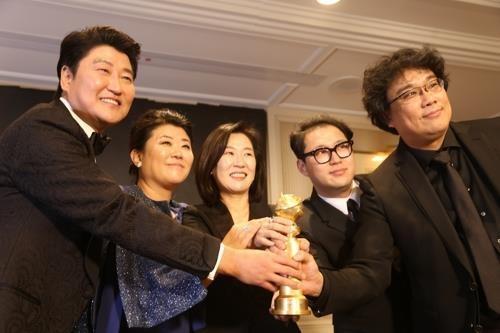 영화 '기생충' 제작진들이 5일(현지시간) 로스앤젤레스 포시즌호텔에서 열린 한국 매체 간담회에서 골든글로브 트로피를 들고 있다. 왼쪽부터 송강호, 이정은, 제작자 곽신애 바른손 E&A 대표, 작가 한진원, 봉준호 감독. (사진=연합뉴스)