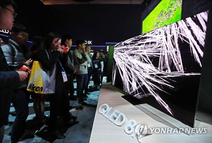 세계 최대 가전·정보기술(IT) 전시회 'CES(Consumer Electronics Show) 2020' 삼성전자 부스에서 관람객이 QLED 8K TV 제품을 살피고 있다. (사진=연합뉴스)