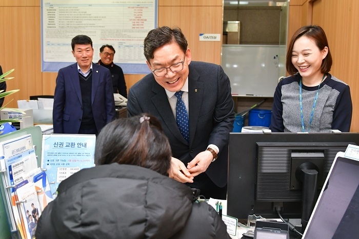 이대훈 은행장(가운데)이 10일 현장경영의 시작으로 서울영업부를 방문하여 고객과 이야기를 나누고 있다. (사진=농협은행)