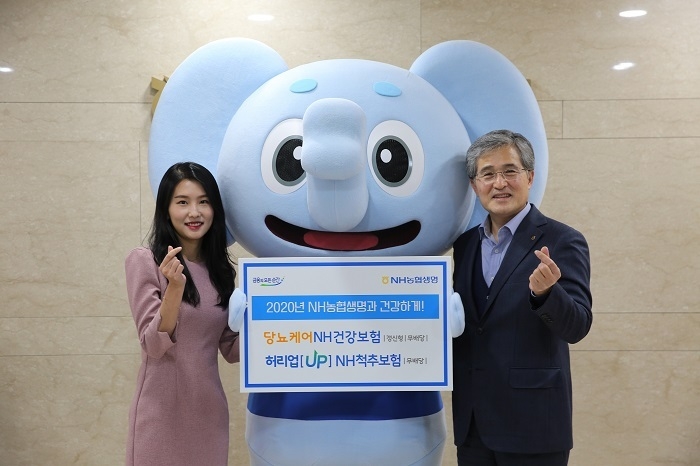 홍재은 농협생명 대표(오른쪽)가 신상품 소개를 하면서 포즈를 취하고 있다. (사진=농협생명)