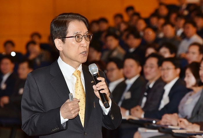 지난 10일 충남 천안시 계성원(교보생명 연수원)에서 열린 '2020년 출발 전사경영전략회의'에서 신창재 교보생명 회장이 디지털 혁신을 가속화해 새로운 고객가치를 창출하자고 말했다. (사진=교보생명)