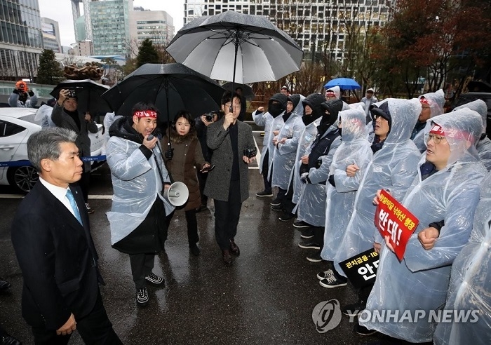 윤종원 기업은행장과 노조원들이 대치하고 있는 모습. (사진=연합뉴스)