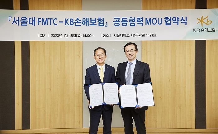KB손해보험은 16일 오후, 양종희 KB손보 대표이사 사장(좌측)과 이경수 서울대학교 미래모빌리티기술센터 센터장을 비롯한 관계자들이 참여한 가운데 미래 자율주행차 상용화 시대의 보험 관련 연구를 위한 업무 협약(MOU)을 체결했다. (사진=KB손보) 