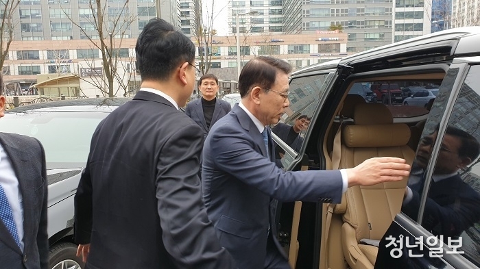 조용병 신한금융지주 회장이 22일 서울동부지법에서 열린 채용비리 관련 1심 선고 공판이 끝난 뒤 귀가를 위해 차량에 타고 있다. (사진=정재혁 기자)